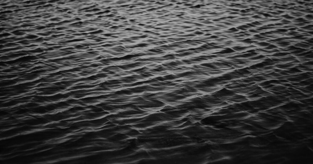 Мелкая рябь на тёмной воде